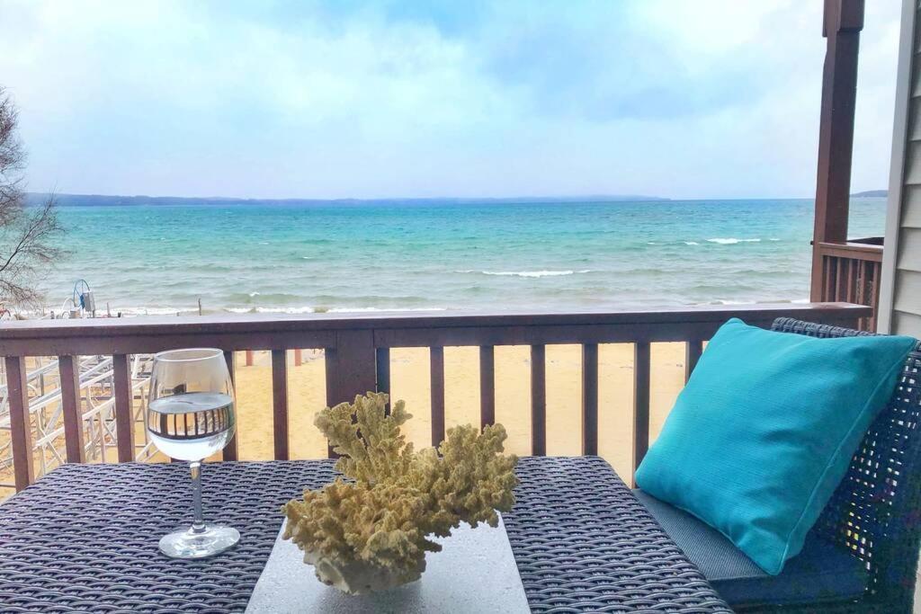New Listing Beach Bliss 211! Stunning Bay View Traverse City Eksteriør billede