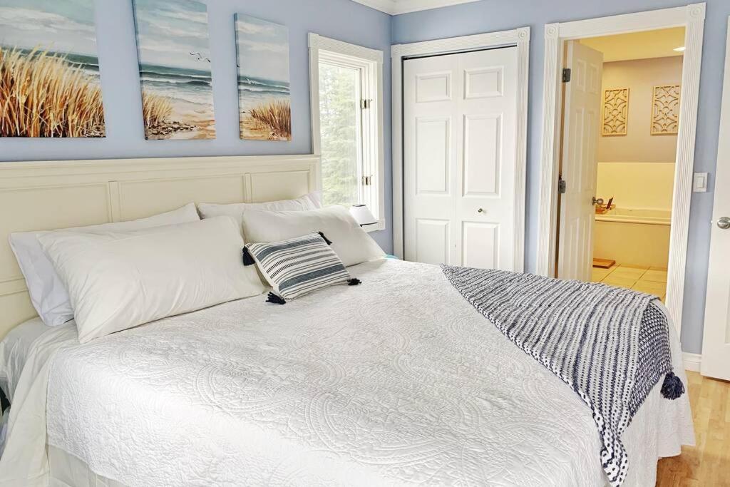 New Listing Beach Bliss 211! Stunning Bay View Traverse City Eksteriør billede