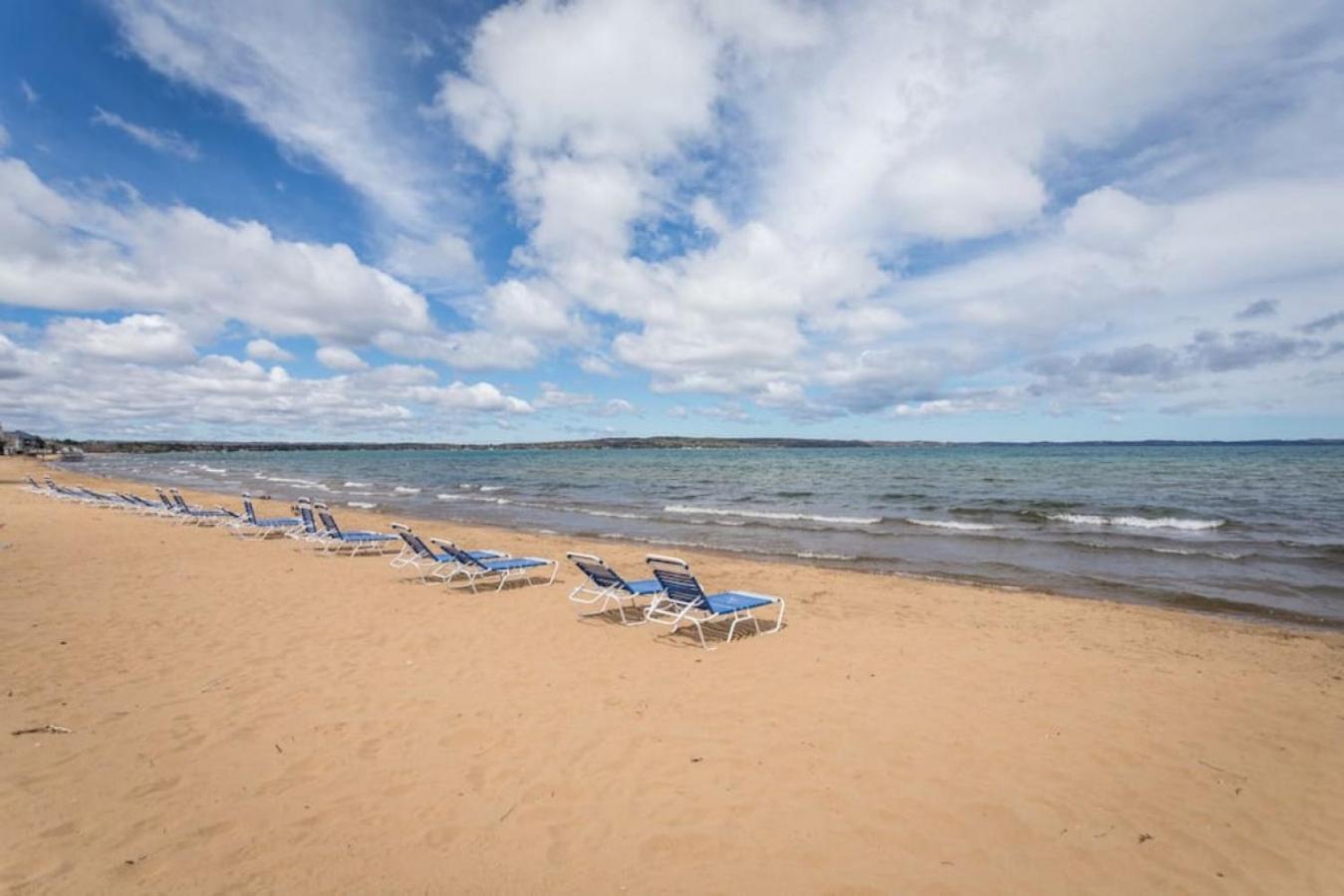 New Listing Beach Bliss 211! Stunning Bay View Traverse City Eksteriør billede